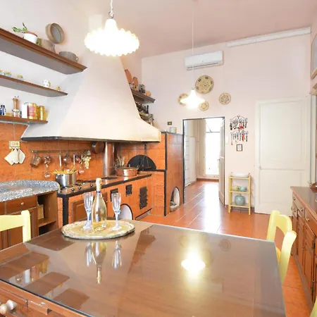 3 Bedroom Cozy In Sestri Ponente Apartment